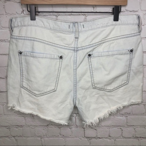 Free People Women’s Distressed Cut Off Jean Shorts Size 28 Light Wash Destructed - Picture 2 of 9